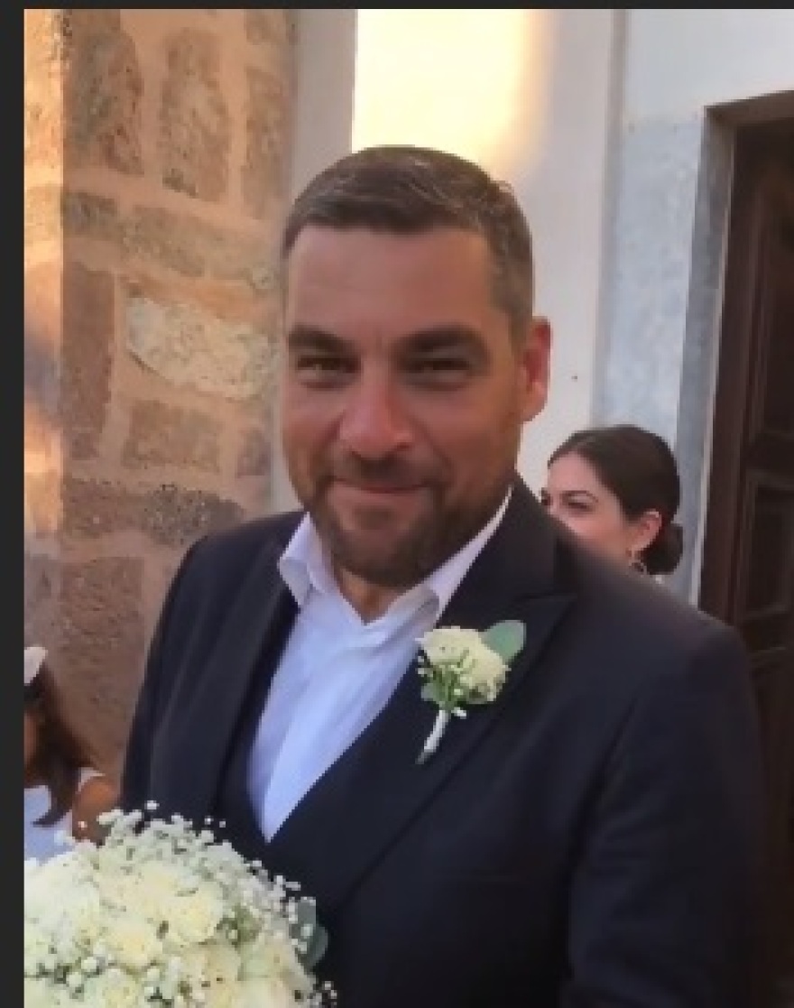 Ελισάβετ Μουτάφη- Μάνος Νιφλής: Παντρεύτηκαν στη Σαντορίνη με 5 κουμπάρους 