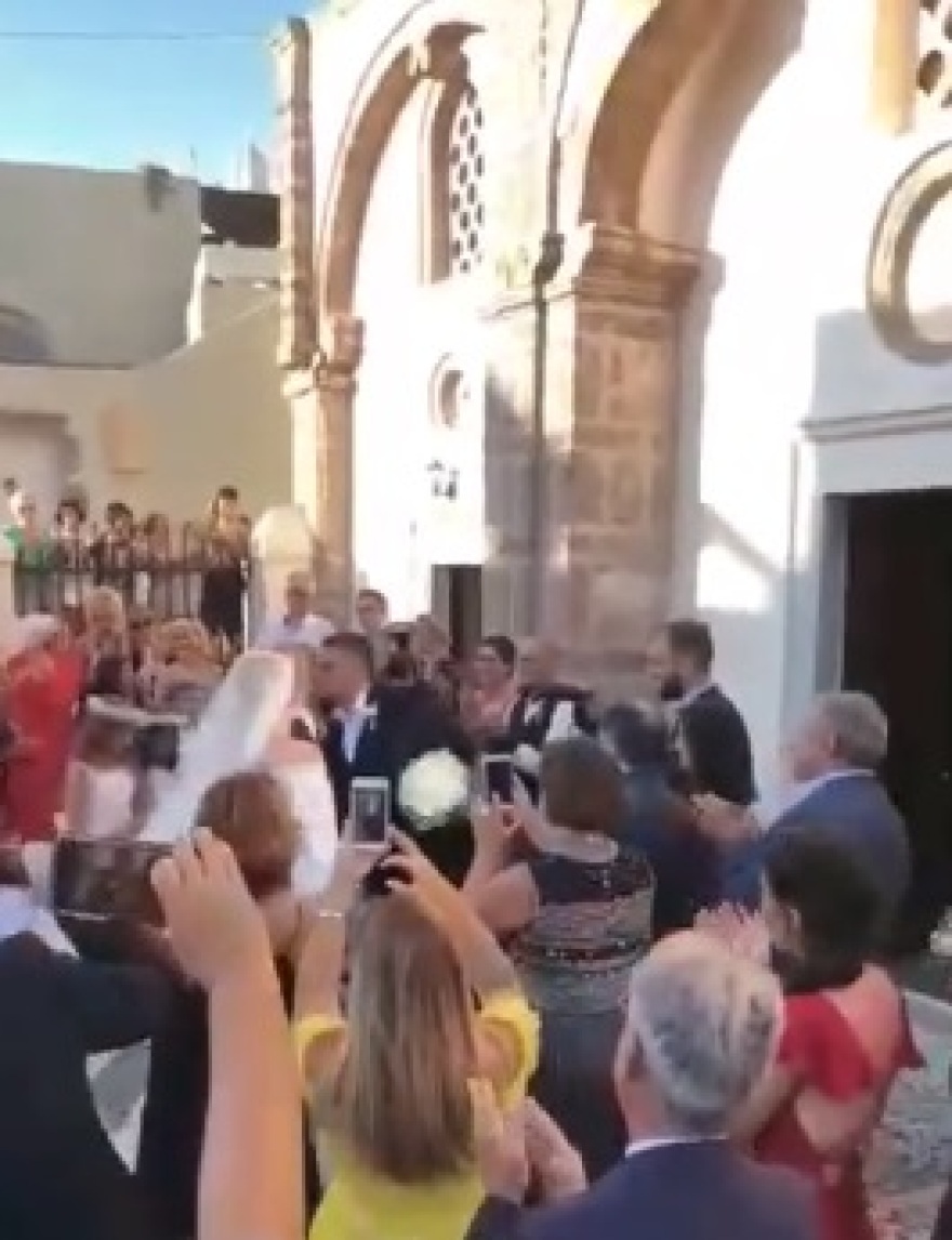 Ελισάβετ Μουτάφη- Μάνος Νιφλής: Παντρεύτηκαν στη Σαντορίνη με 5 κουμπάρους 