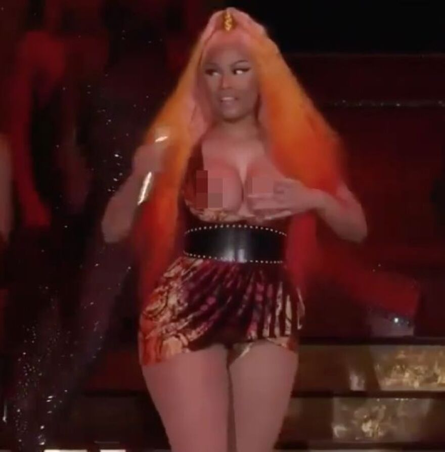 Nicki Minaj: Αποκαλύφθηκε το στήθος της πάνω στη σκηνή   