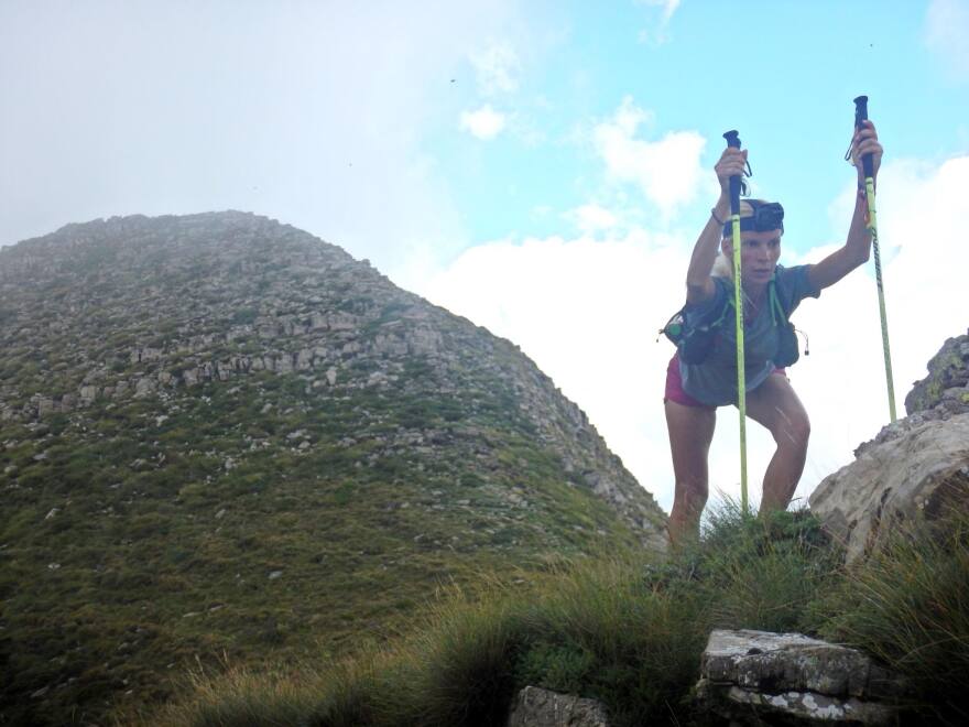 Ασημίνα Ιγγλέζου: Από τη Μύκονο με τα στρινγκ μαγιό στην Πίνδο για ορειβασία