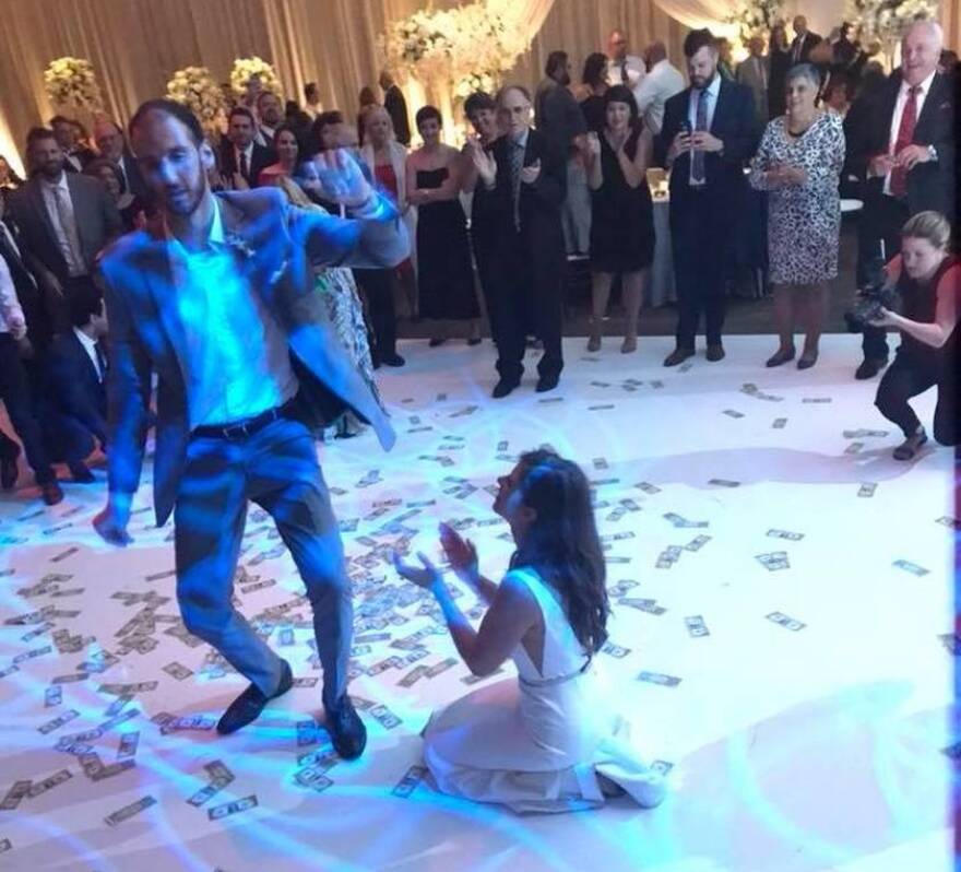 «Έβρεξε» δολάρια στον γάμο του μπασκετμπολίστα Κώστα Κουφού