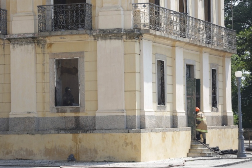 Ρίο ντε Τζανέιρο: Οργή, θρήνος και ερωτηματικά για το Εθνικό Μουσείο που παραδόθηκε στις φλόγες