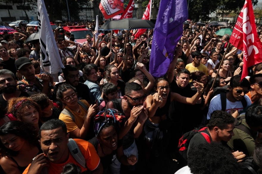 Ρίο ντε Τζανέιρο: Οργή, θρήνος και ερωτηματικά για το Εθνικό Μουσείο που παραδόθηκε στις φλόγες