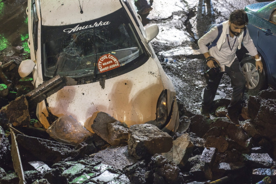 Τραγωδία στην Ινδία: Κατέρρευσε γέφυρα στην Καλκούτα - Ένας νεκρός και 21 τραυματίες