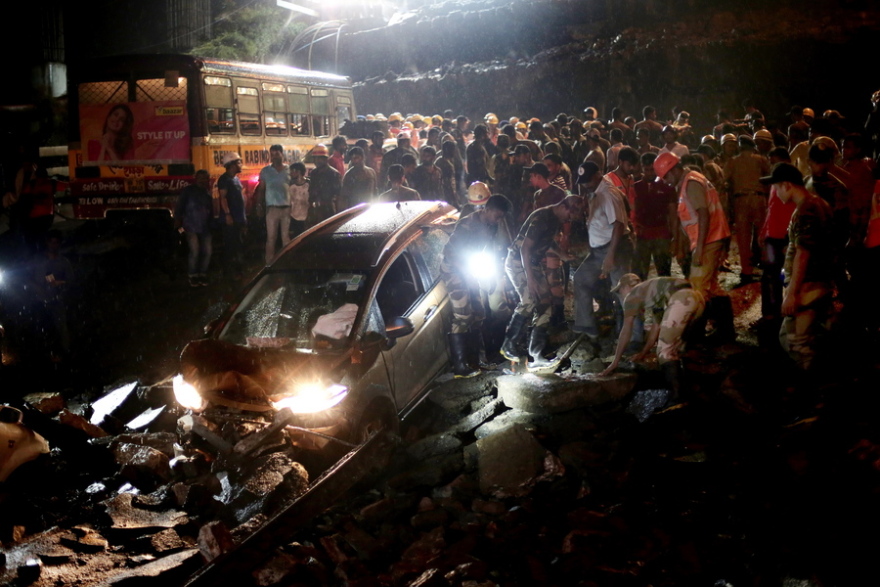 Τραγωδία στην Ινδία: Κατέρρευσε γέφυρα στην Καλκούτα - Ένας νεκρός και 21 τραυματίες