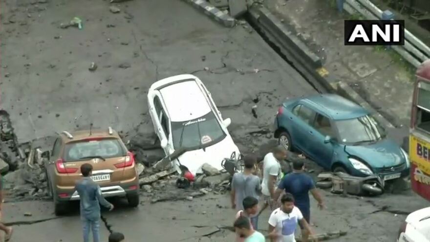 Τραγωδία στην Ινδία: Κατέρρευσε γέφυρα στην Καλκούτα - Ένας νεκρός και 21 τραυματίες