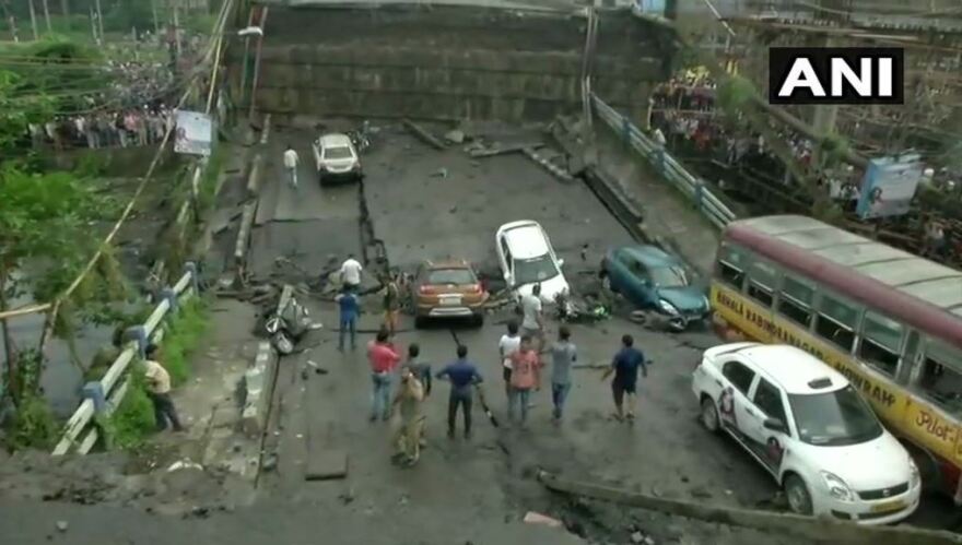 Τραγωδία στην Ινδία: Κατέρρευσε γέφυρα στην Καλκούτα - Ένας νεκρός και 21 τραυματίες
