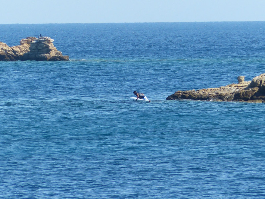 Φωτογραφίες: Η τούμπα του Γιώργου Παπανδρέου με κανό στη Σκιάθο
