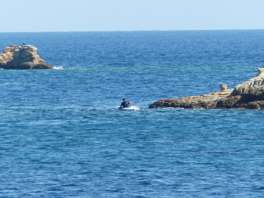 Φωτογραφίες: Η τούμπα του Γιώργου Παπανδρέου με κανό στη Σκιάθο