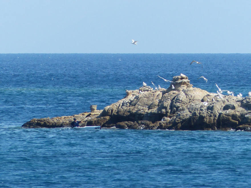 Φωτογραφίες: Η τούμπα του Γιώργου Παπανδρέου με κανό στη Σκιάθο