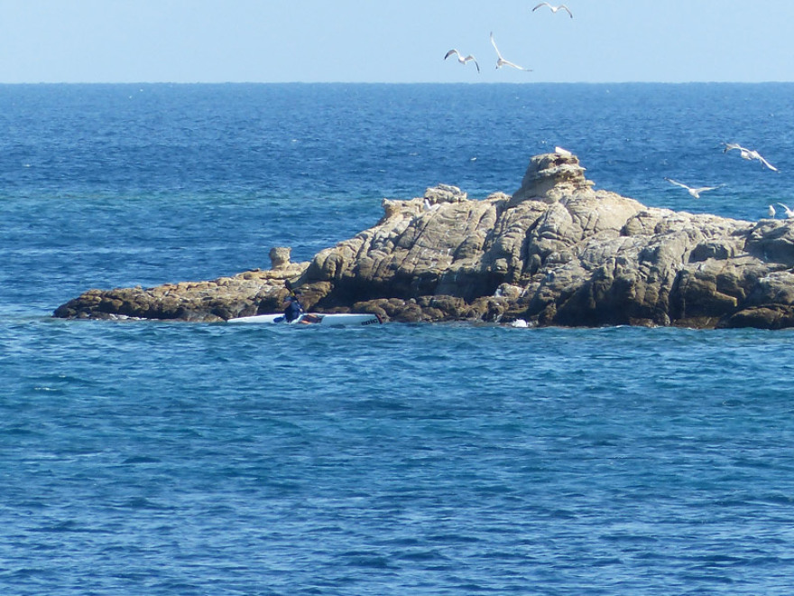 Φωτογραφίες: Η τούμπα του Γιώργου Παπανδρέου με κανό στη Σκιάθο