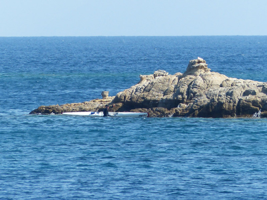 Φωτογραφίες: Η τούμπα του Γιώργου Παπανδρέου με κανό στη Σκιάθο