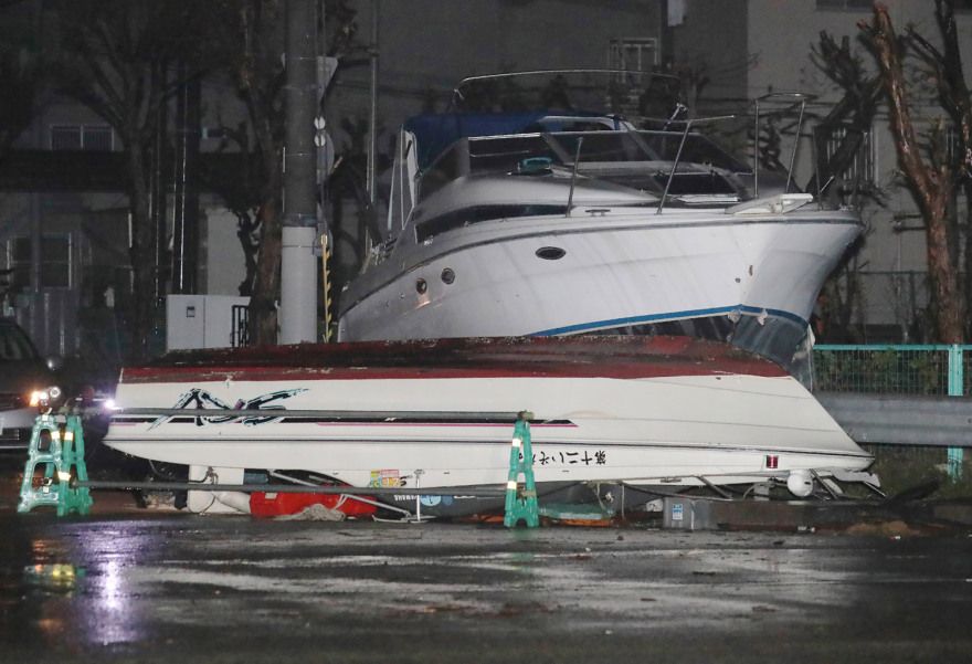 Συγκλονιστικές εικόνες: Τουλάχιστον έξι νεκροί από τον ισχυρό τυφώνα Τζέμπι στην Ιαπωνία