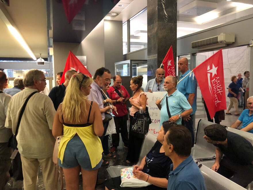 Διαμαρτυρία της Λαϊκής Ενότητας στα γραφεία της ΔΕΗ