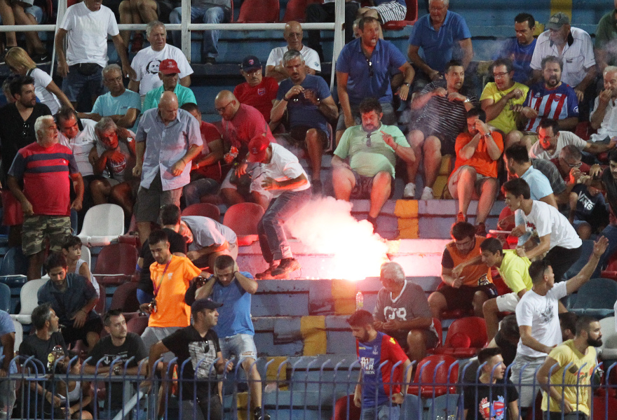 Βίντεο-ντοκουμέντο για τη φωτοβολίδα : Η στιγμή που οπαδός του ΠΑΟΚ την πετάει  σε φίλους του Πανιωνίου