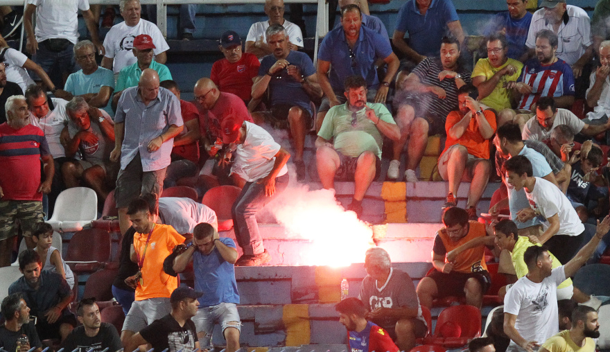 Βίντεο-ντοκουμέντο για τη φωτοβολίδα : Η στιγμή που οπαδός του ΠΑΟΚ την πετάει  σε φίλους του Πανιωνίου