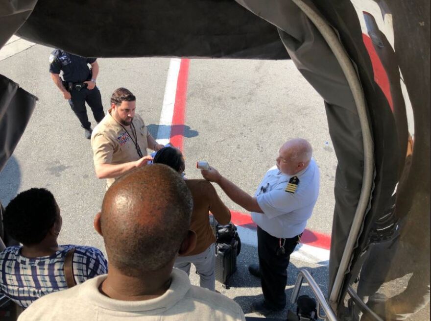 Συναγερμός στο JFK: Σε καραντίνα αεροσκάφος της Emirates με δεκάδες ασθενείς