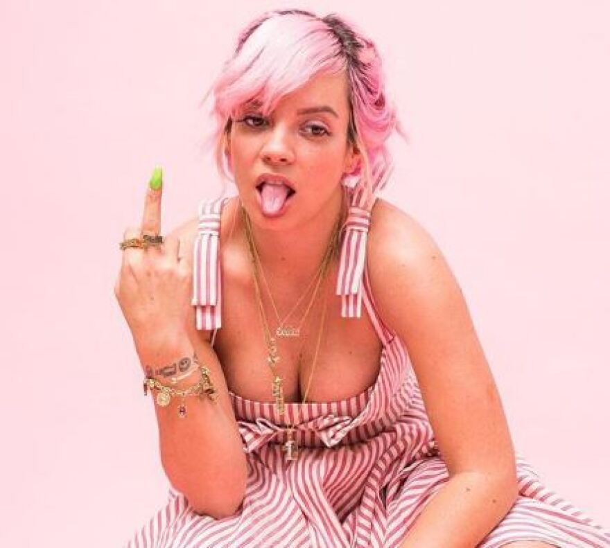 Διάσημη ποπ σταρ αποκαλύπτει: Έκανα σεξ με γυναίκες συνοδούς κατά τη διάρκεια περιοδείας μου!