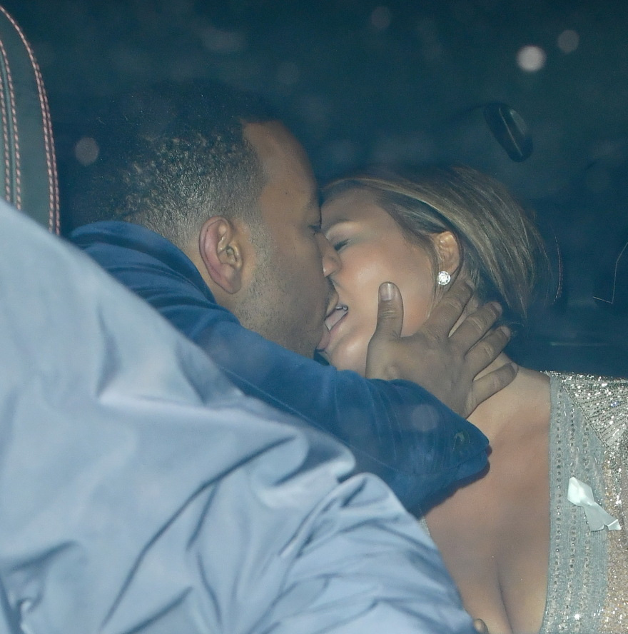 Chrissy Teigen - John Legend: «Καυτά» φιλιά στο αυτοκίνητο 