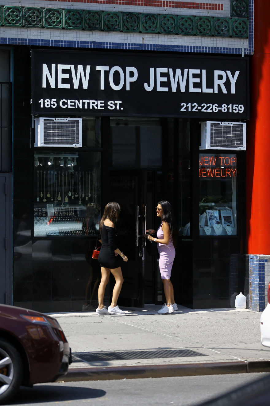 Emily Ratajkowski: Βόλτα στη Νέα Υόρκη για... ακριβά κοσμήματα 