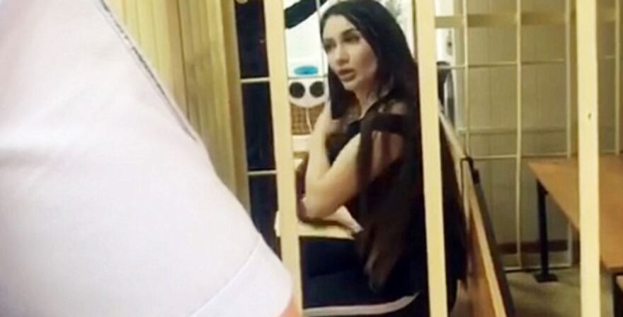 Στη φυλακή πληθωρικό μοντέλο που έδειρε αστυνομικούς και μετά τους πρόσφερε σεξ για να... κάνουν τα στραβά μάτια!