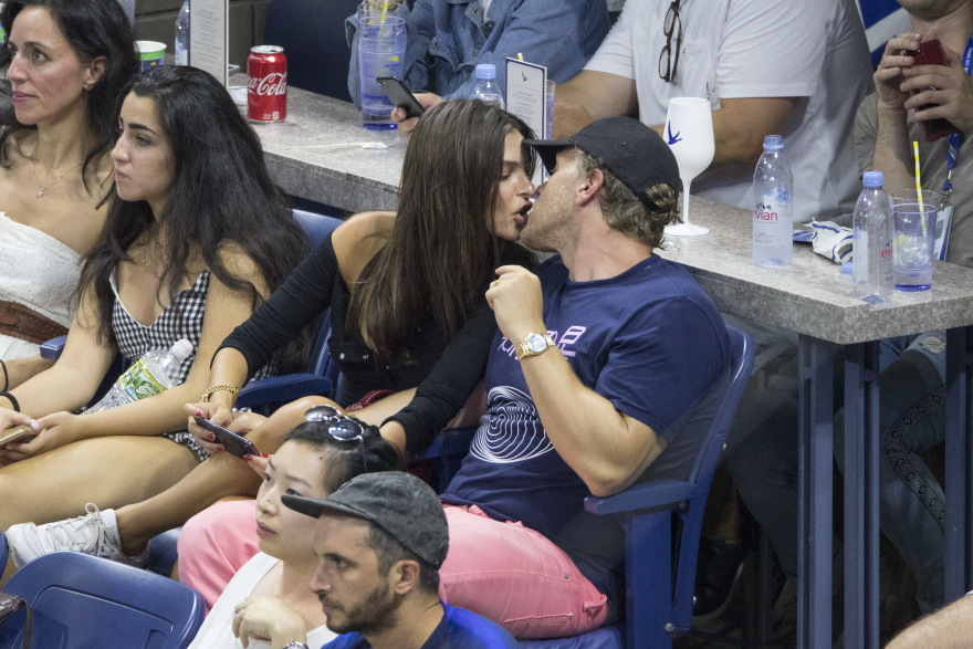 Emily Ratajkowski: Τα... παθιασμένα φιλιά με τον σύζυγό της, στις κερκίδες του US Open