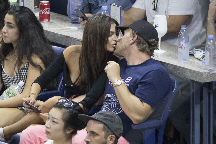 Emily Ratajkowski: Τα... παθιασμένα φιλιά με τον σύζυγό της, στις κερκίδες του US Open