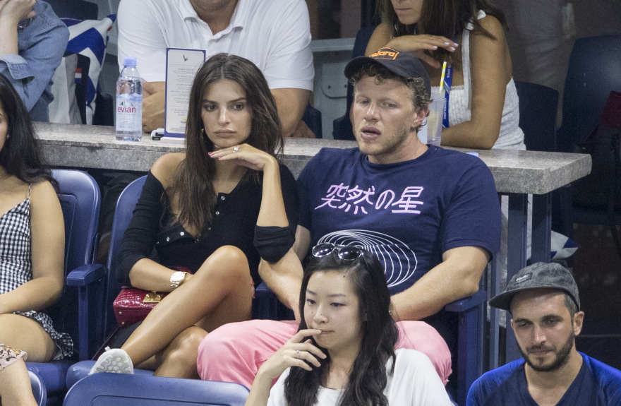 Emily Ratajkowski: Τα... παθιασμένα φιλιά με τον σύζυγό της, στις κερκίδες του US Open