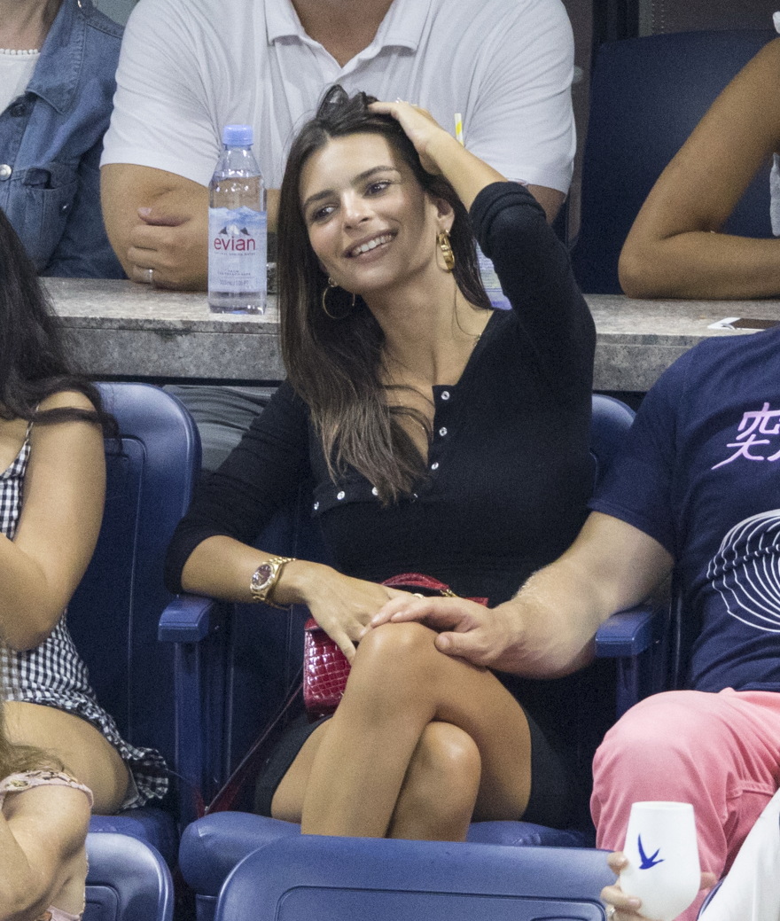 Emily Ratajkowski: Τα... παθιασμένα φιλιά με τον σύζυγό της, στις κερκίδες του US Open