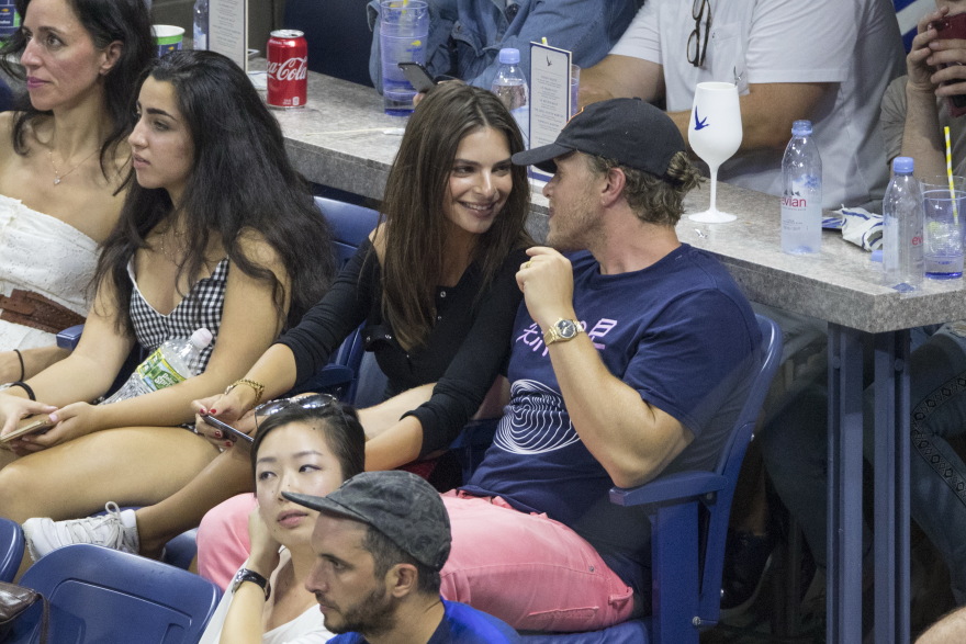 Emily Ratajkowski: Τα... παθιασμένα φιλιά με τον σύζυγό της, στις κερκίδες του US Open