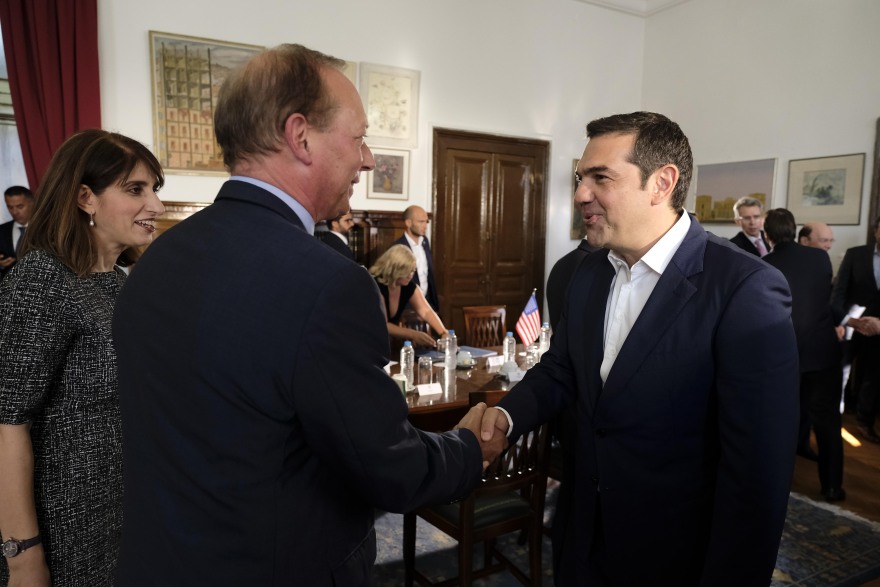 Τσίπρας: Αφήνουμε πίσω μας την κρίση - Ρος: Νιώθουμε μεγάλη χαρά που η οικονομία βελτιώνεται