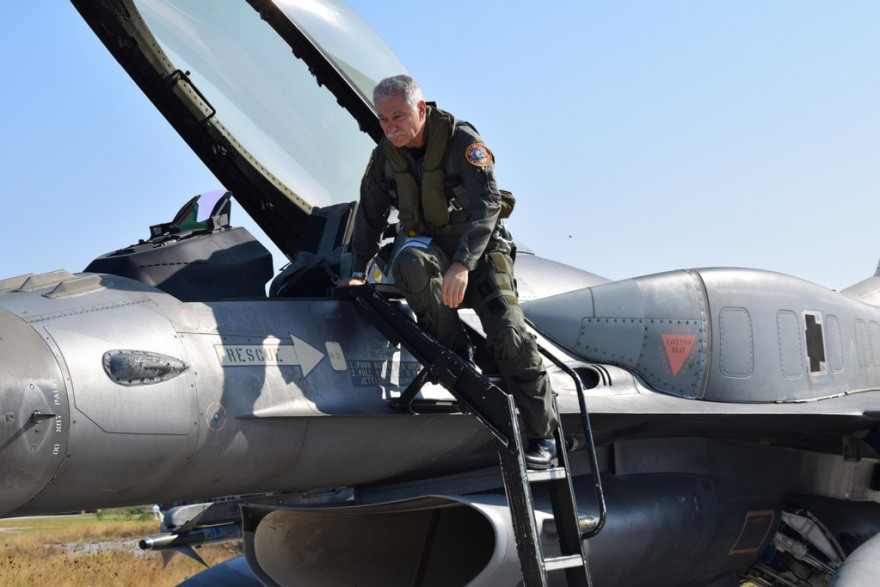 Φωτογραφίες: Στη Σκύρο με F-16 ο αρχηγός του Γενικού Επιτελείου Αεροπορίας