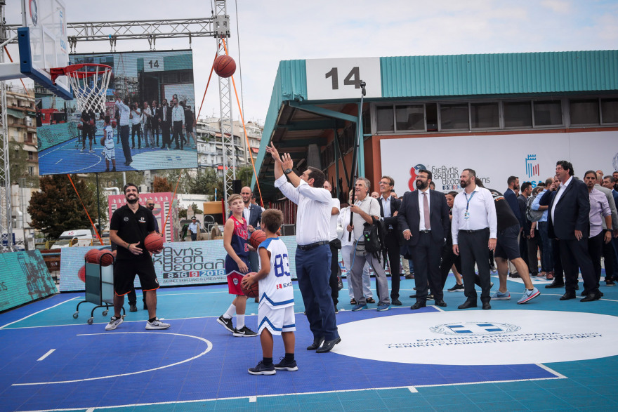 Βίντεο: Μπάσκετ στη ΔΕΘ έπαιξε ο Τσίπρας