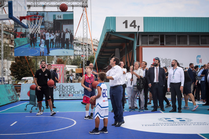 Βίντεο: Μπάσκετ στη ΔΕΘ έπαιξε ο Τσίπρας
