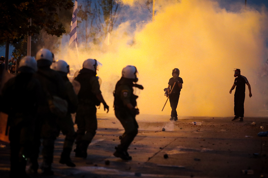 «Γυαλιά - καρφιά» τα έκαναν κουκουλοφόροι στη Θεσσαλονίκη – Προσαγωγές και τραυματίες 