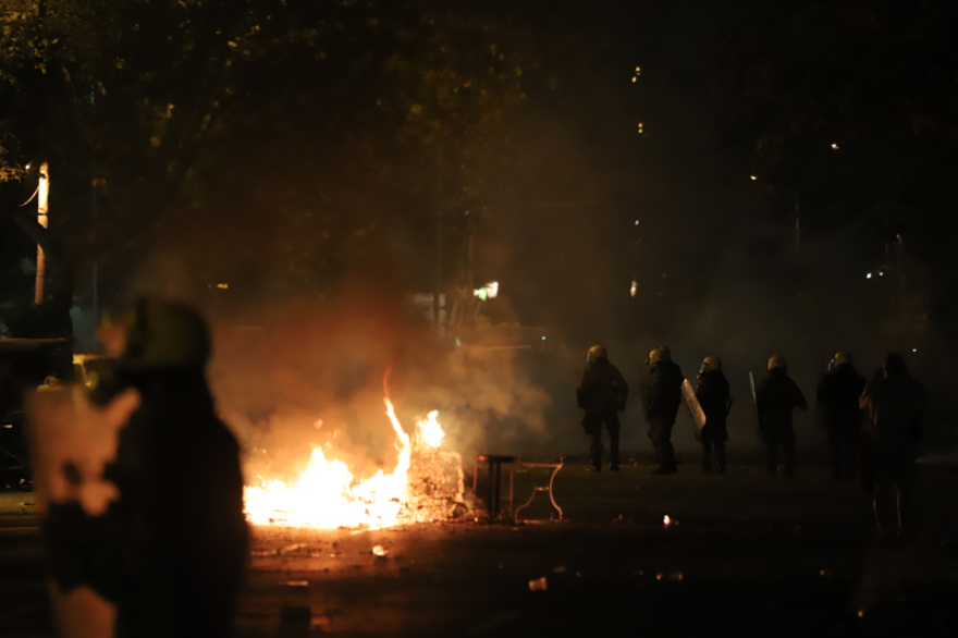 «Γυαλιά - καρφιά» τα έκαναν κουκουλοφόροι στη Θεσσαλονίκη – Προσαγωγές και τραυματίες 