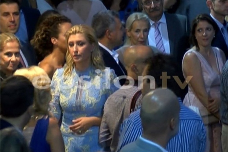 Βίντεο: Σία Κοσιώνη και Κώστας Μπακογιάννης βάπτισαν τον γιο τους 