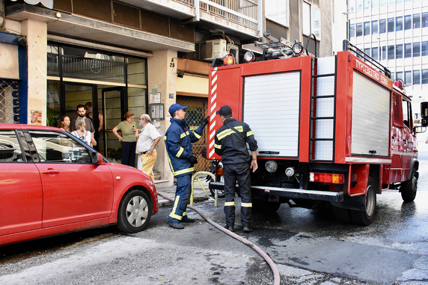 Πυρκαγιά σε πολυκατοικία στο κέντρο της Αθήνας