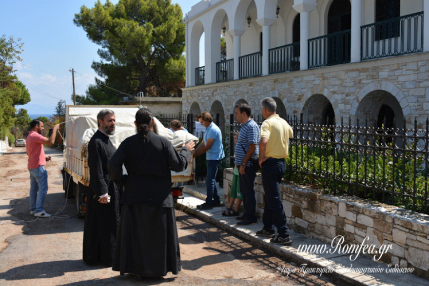 Μάτι: Σε κλίμα συγκίνησης παραδόθηκαν στους πυρόπληκτους είδη βοήθειας από 12 νησιά