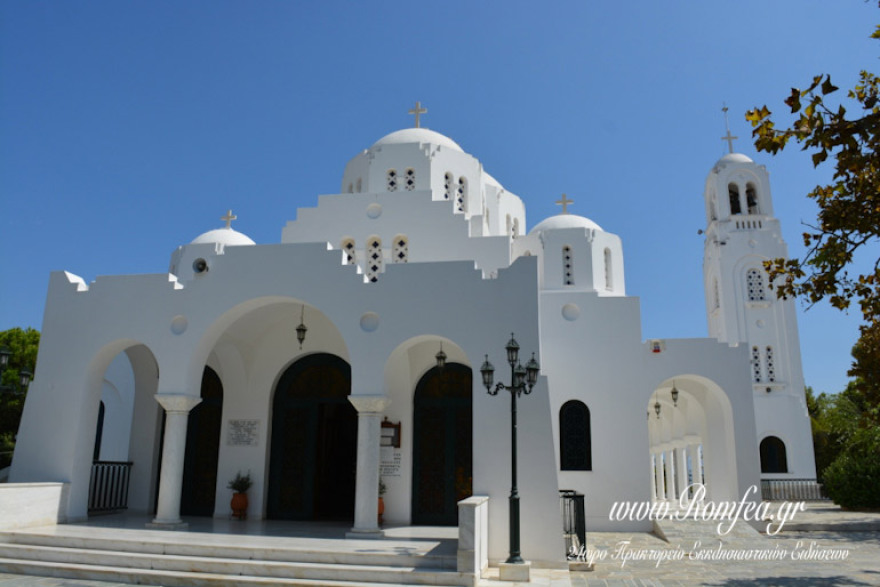 Μάτι: Σε κλίμα συγκίνησης παραδόθηκαν στους πυρόπληκτους είδη βοήθειας από 12 νησιά