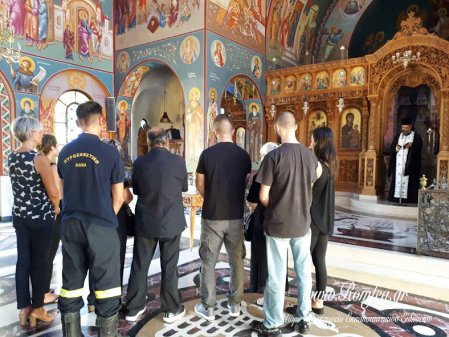 Μάτι: Σε κλίμα συγκίνησης παραδόθηκαν στους πυρόπληκτους είδη βοήθειας από 12 νησιά