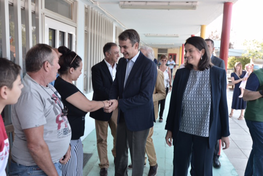 Φωτογραφίες: Ο Κυριάκος Μητσοτάκης στον αγιασμό σχολείων στη Ραφήνα