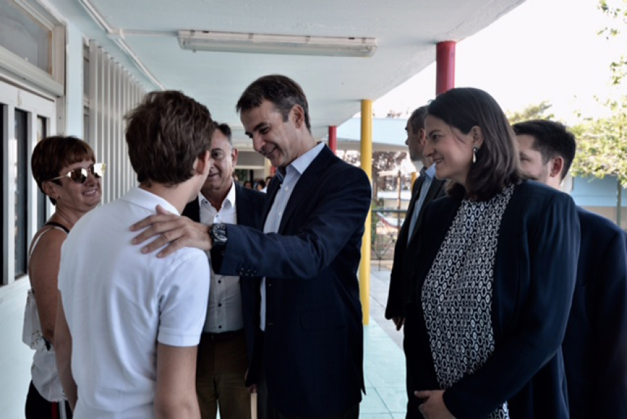 Φωτογραφίες: Ο Κυριάκος Μητσοτάκης στον αγιασμό σχολείων στη Ραφήνα