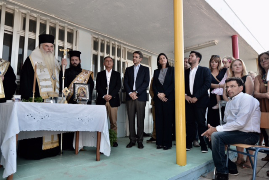 Φωτογραφίες: Ο Κυριάκος Μητσοτάκης στον αγιασμό σχολείων στη Ραφήνα