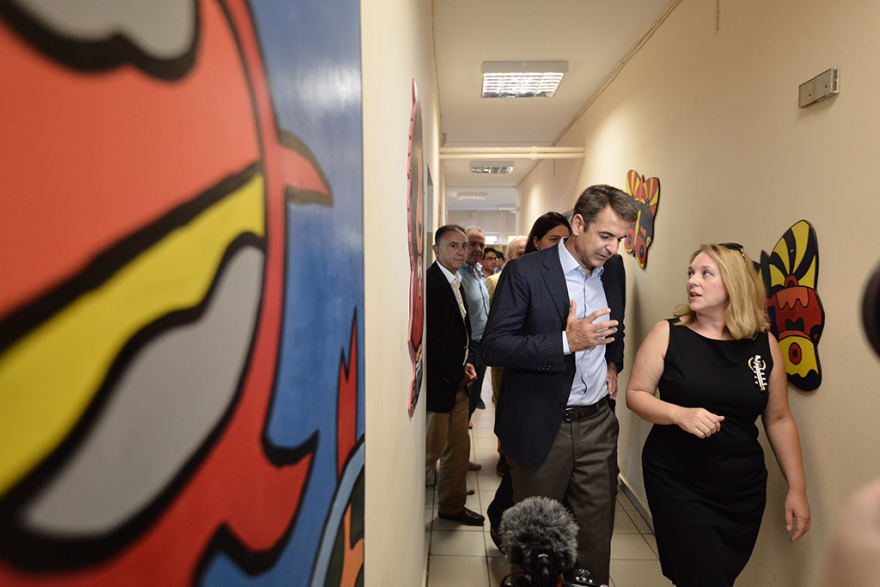 Φωτογραφίες: Ο Κυριάκος Μητσοτάκης στον αγιασμό σχολείων στη Ραφήνα