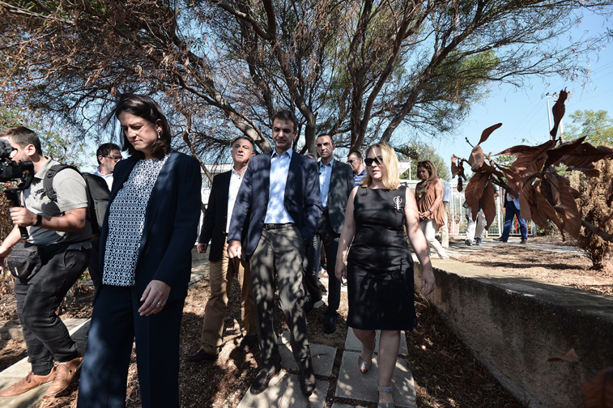 Φωτογραφίες: Ο Κυριάκος Μητσοτάκης στον αγιασμό σχολείων στη Ραφήνα