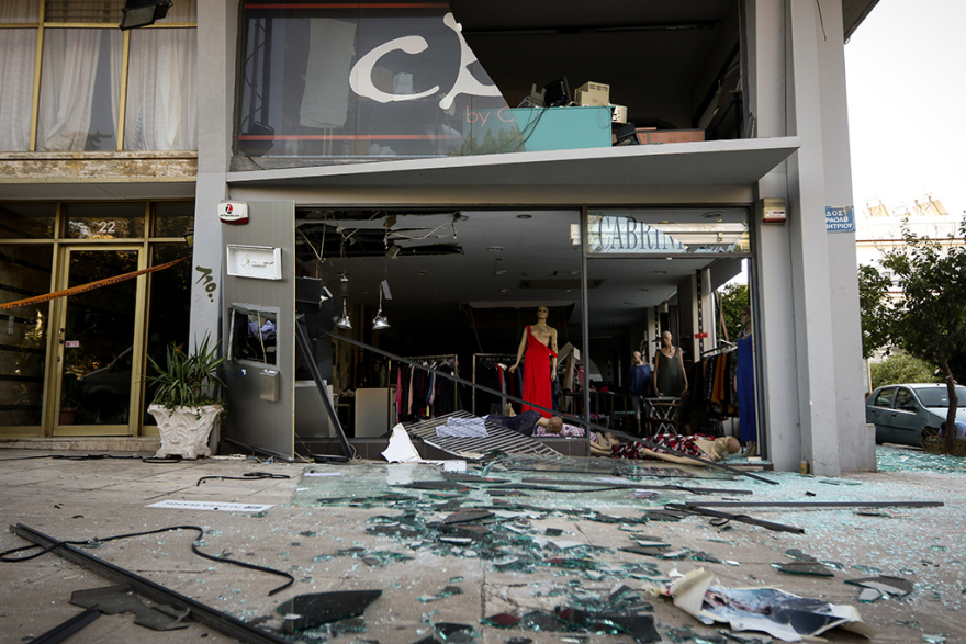 Βίντεο: Βομβαρδισμένο τοπίο στο Βύρωνα μετά από έκρηξη σε ΑΤΜ