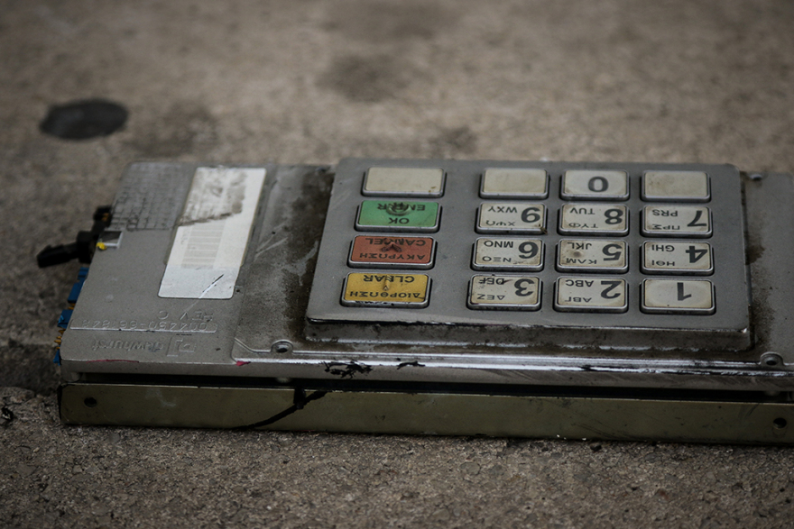 Βίντεο: Βομβαρδισμένο τοπίο στο Βύρωνα μετά από έκρηξη σε ΑΤΜ