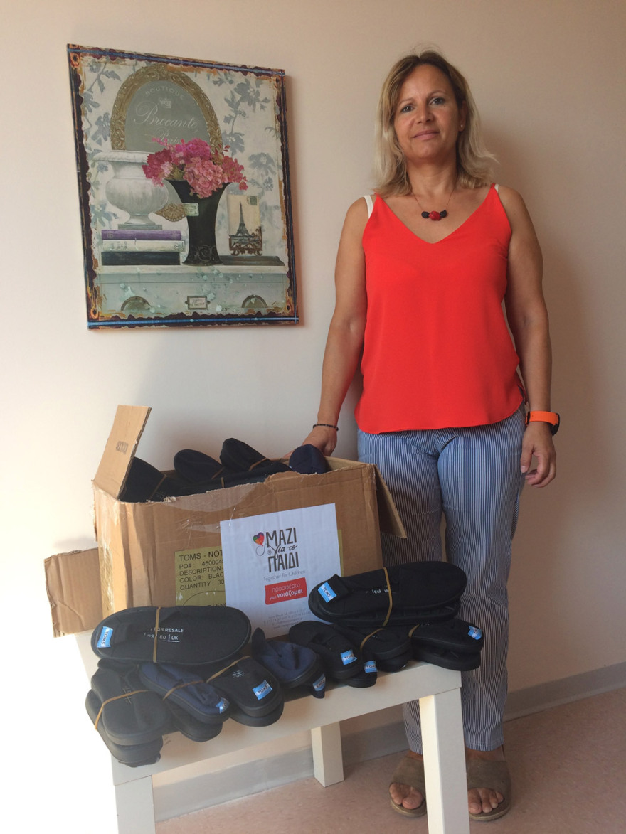 Μοίρασαν παπούτσια σε παιδιά άπορων οικογενειών της Σκιάθου