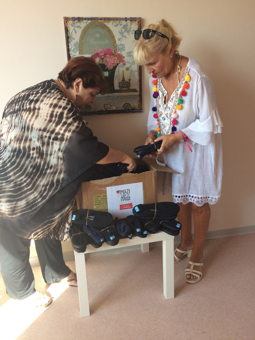 Μοίρασαν παπούτσια σε παιδιά άπορων οικογενειών της Σκιάθου